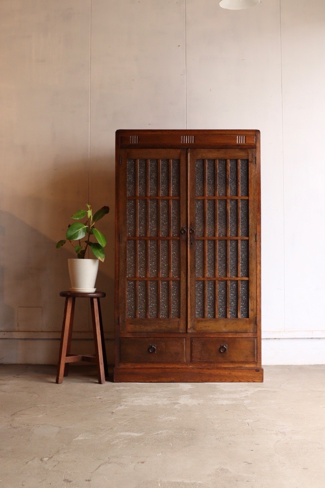 ダイヤガラスの戸棚