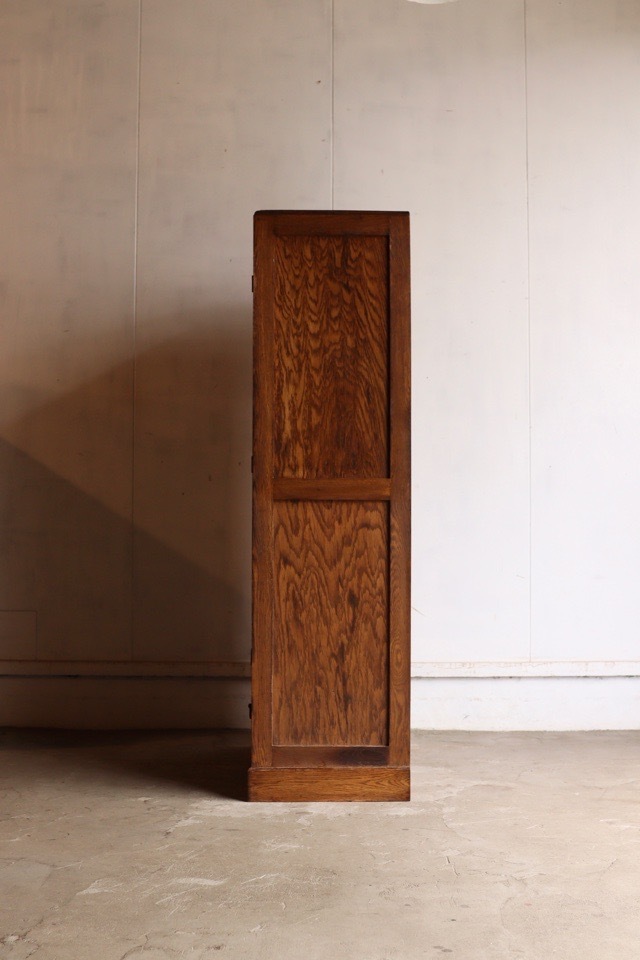 ダイヤガラスの戸棚