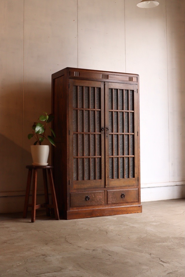 ダイヤガラスの戸棚