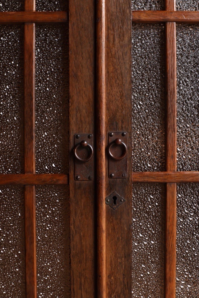 ダイヤガラスの戸棚