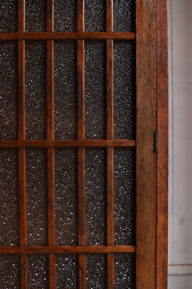 ダイヤガラスの戸棚