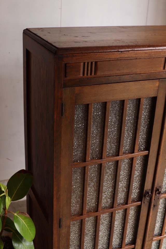 ダイヤガラスの戸棚