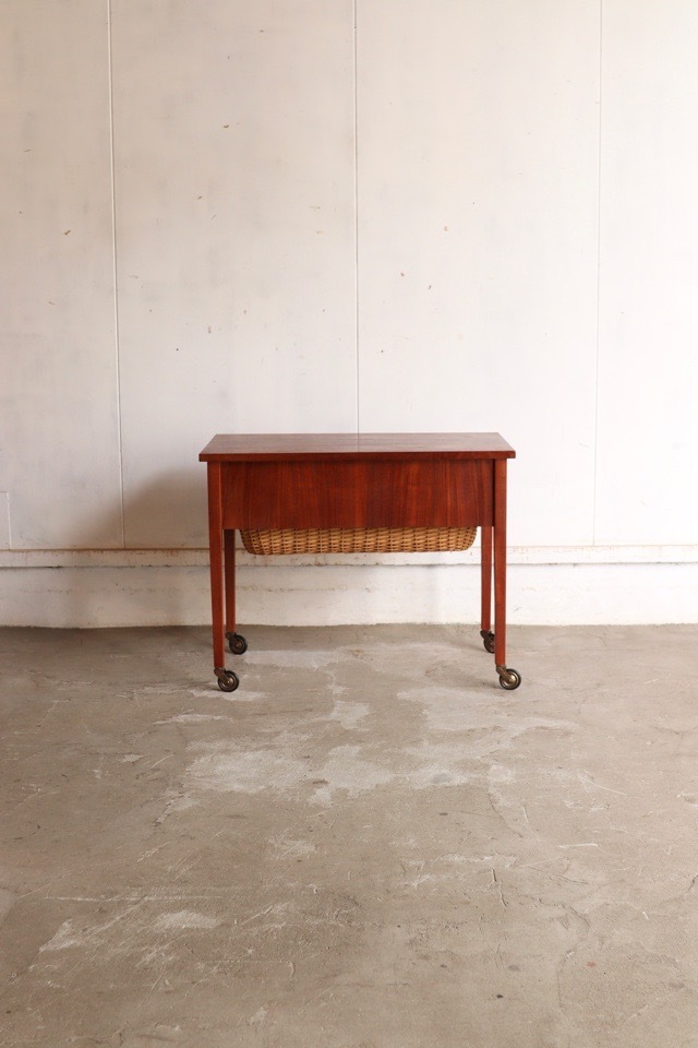 ソーイングテーブル