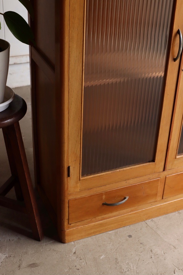 モールガラスの戸棚