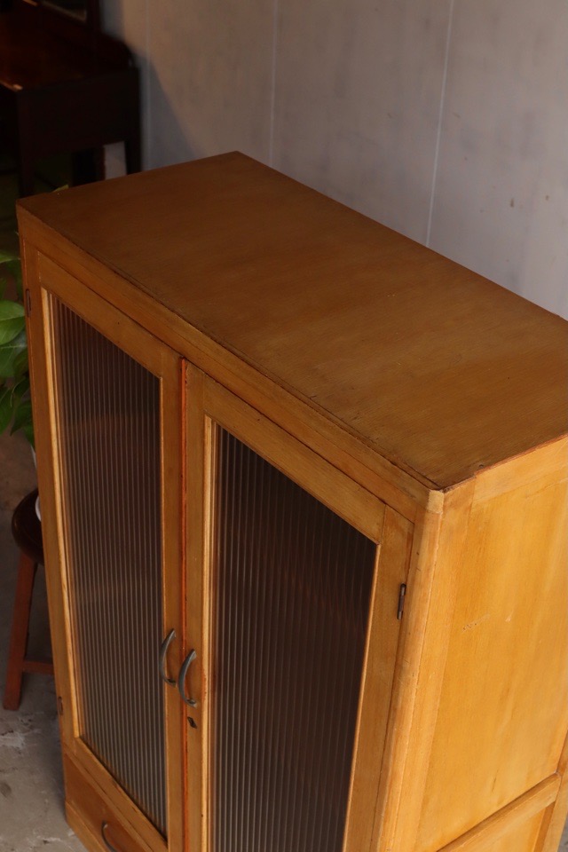 モールガラスの戸棚