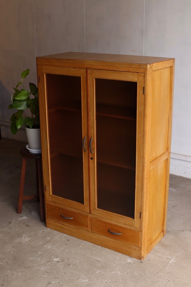 モールガラスの戸棚