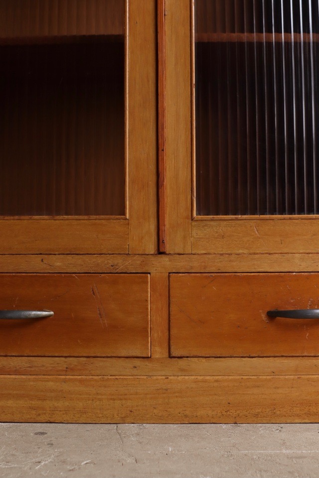 モールガラスの戸棚