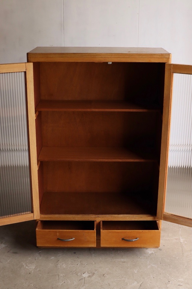 モールガラスの戸棚