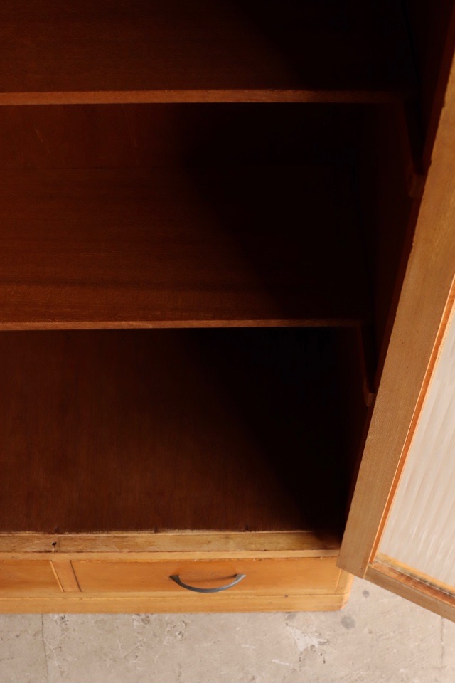 モールガラスの戸棚