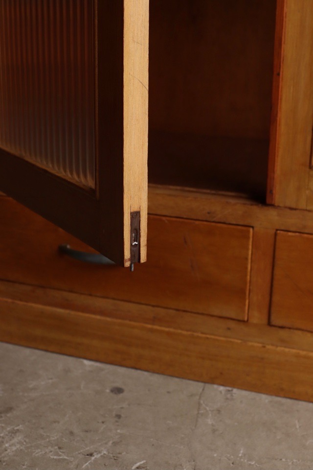 モールガラスの戸棚