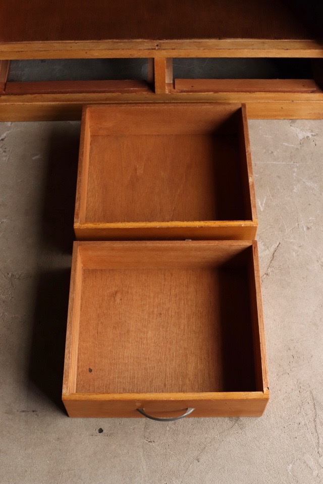 モールガラスの戸棚