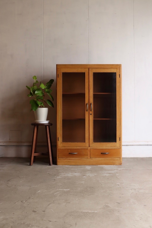 モールガラスの戸棚