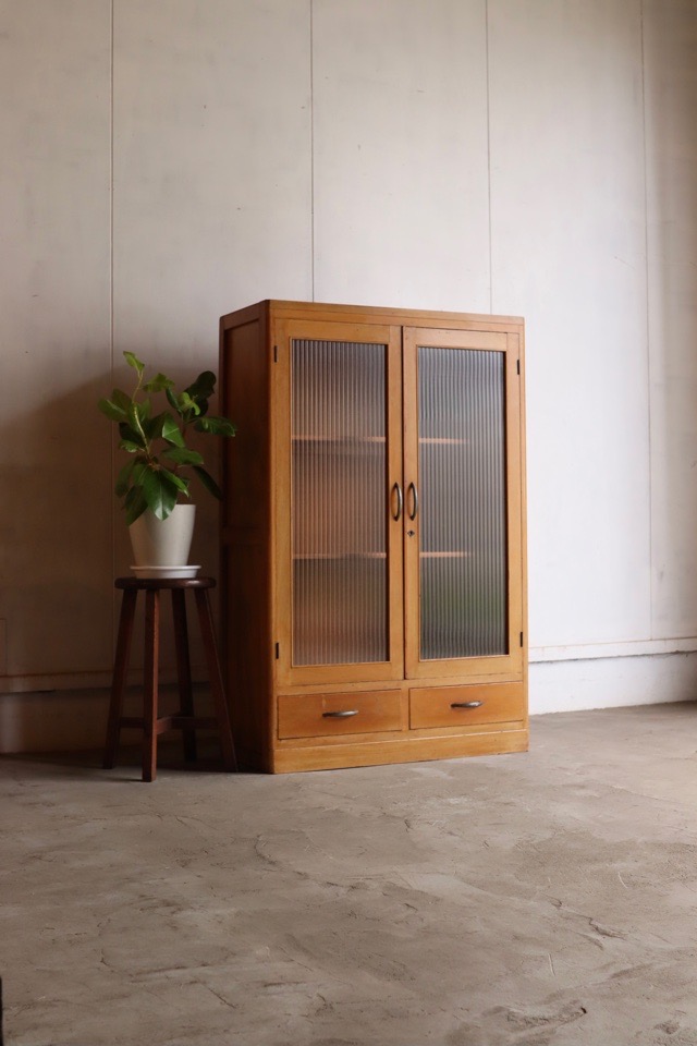 モールガラスの戸棚