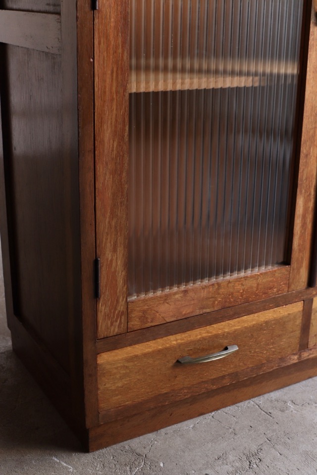 モールガラスの戸棚