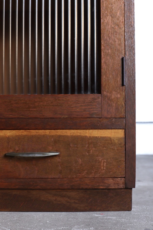 モールガラスの戸棚