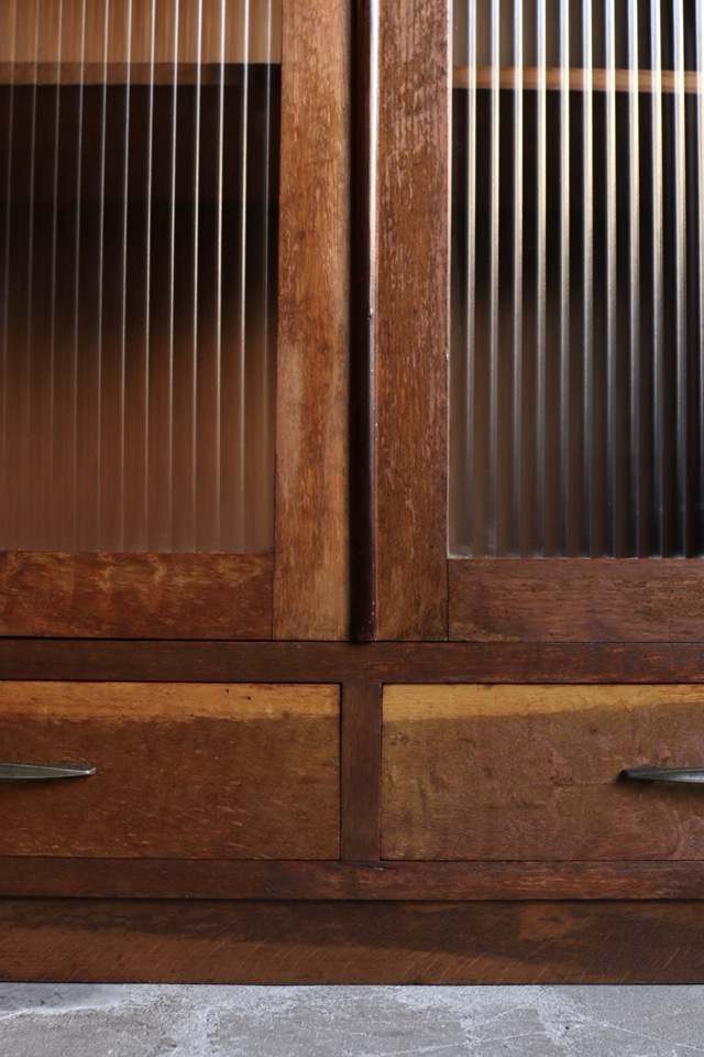 モールガラスの戸棚