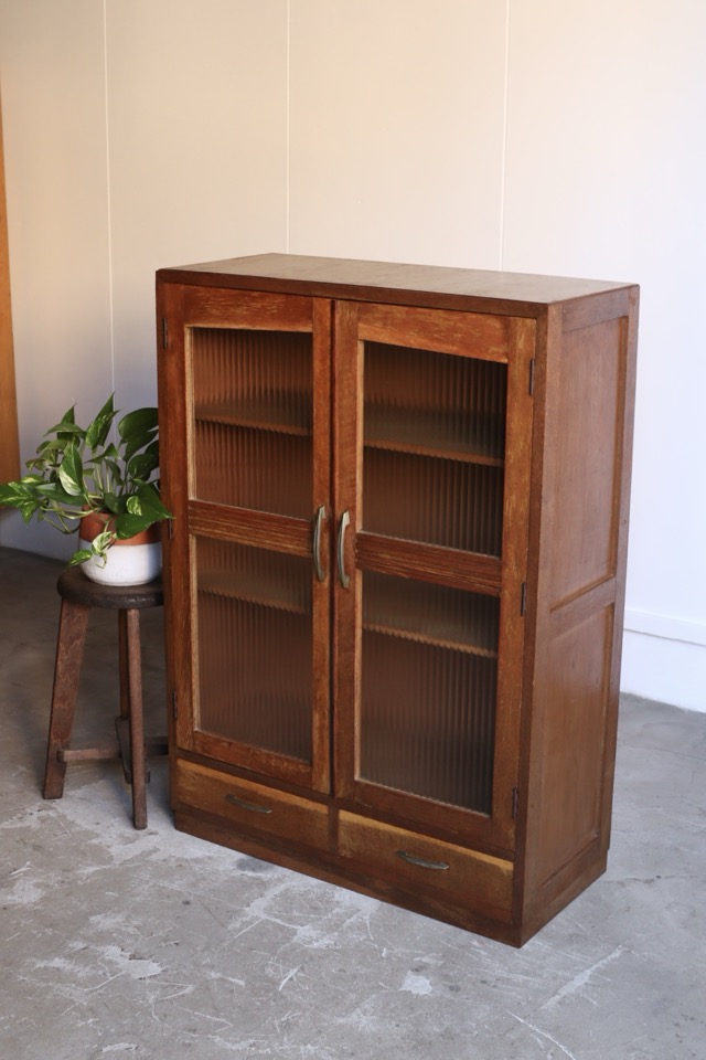 モールガラスの戸棚