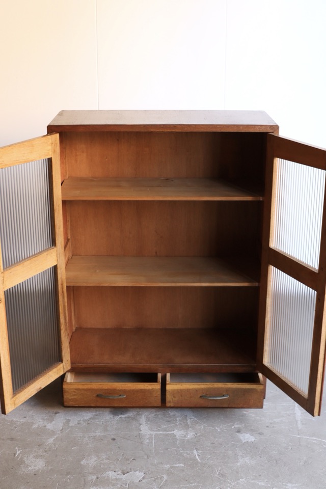 モールガラスの戸棚