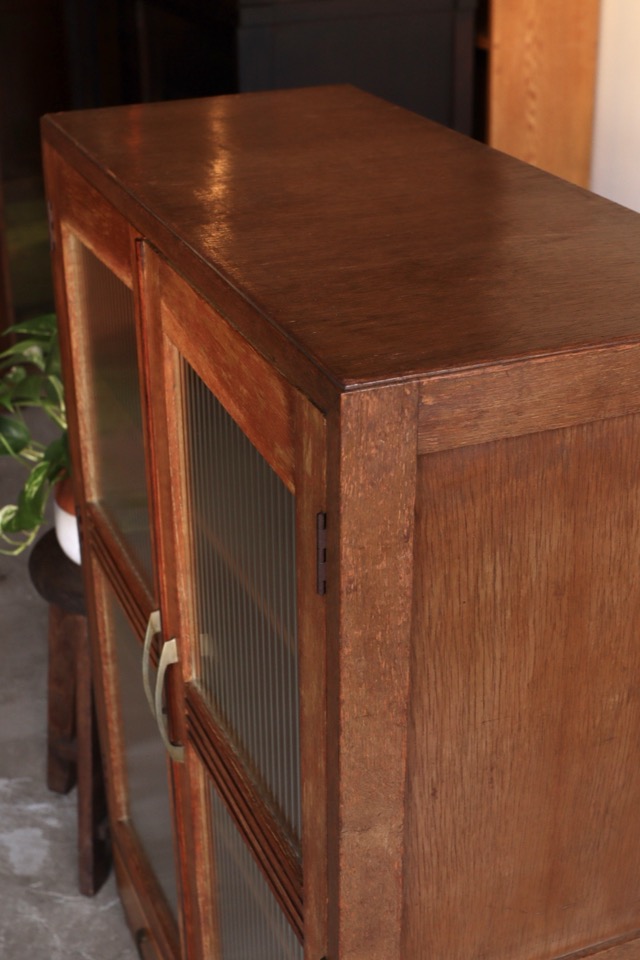 モールガラスの戸棚