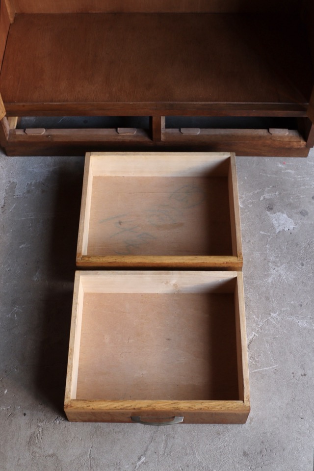 モールガラスの戸棚