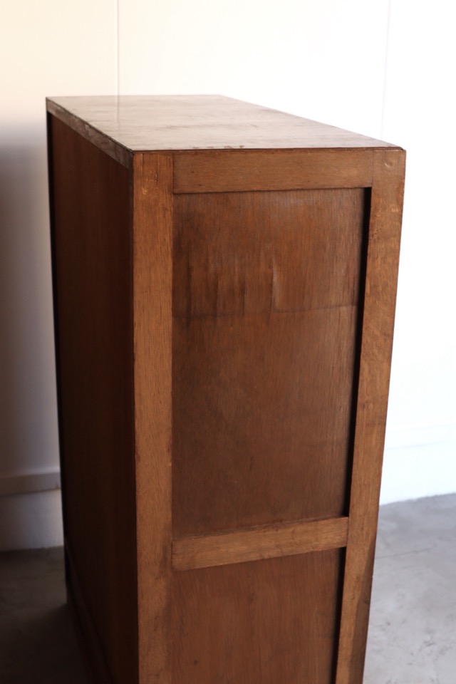 モールガラスの戸棚