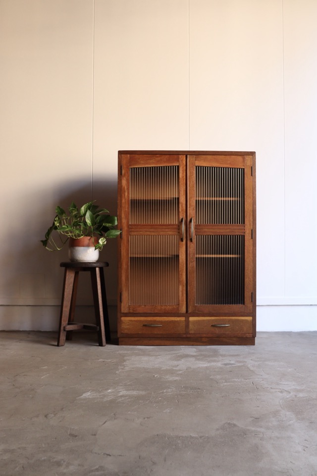 モールガラスの戸棚