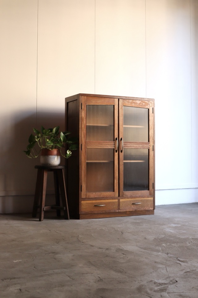 モールガラスの戸棚