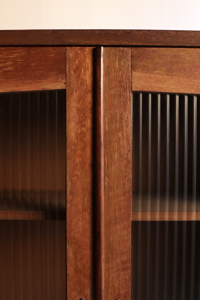 モールガラスの戸棚