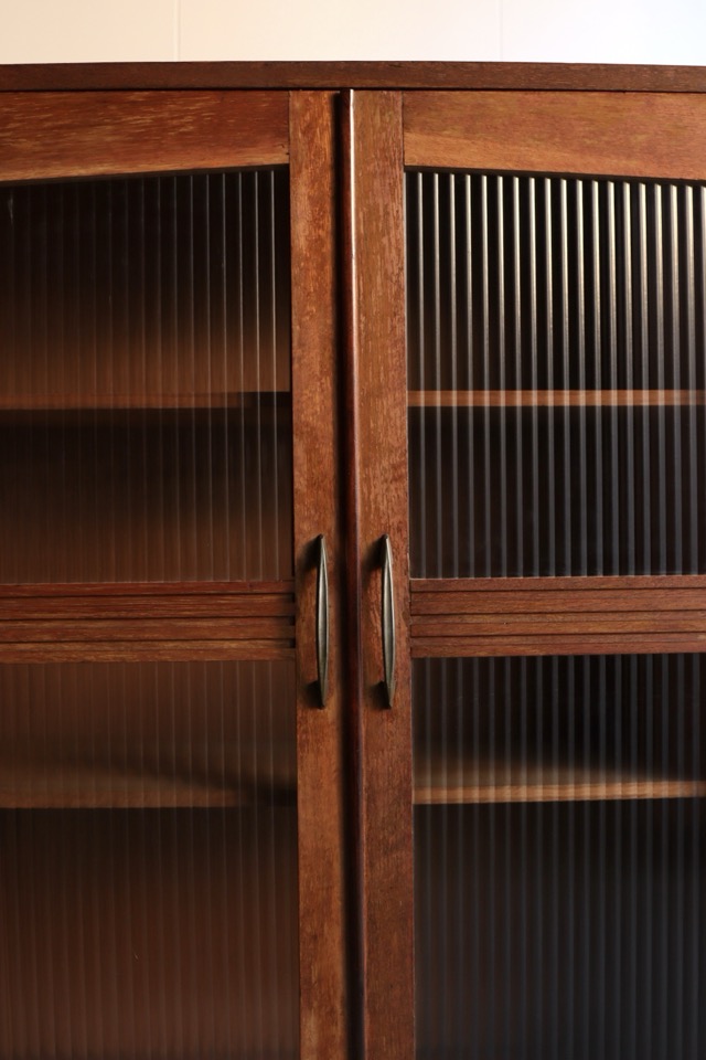 モールガラスの戸棚