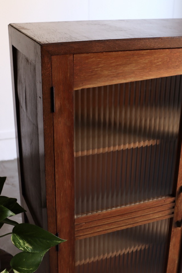 モールガラスの戸棚