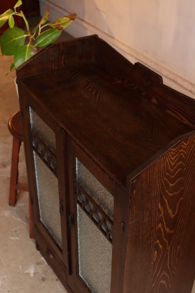 ダイヤガラスの戸棚