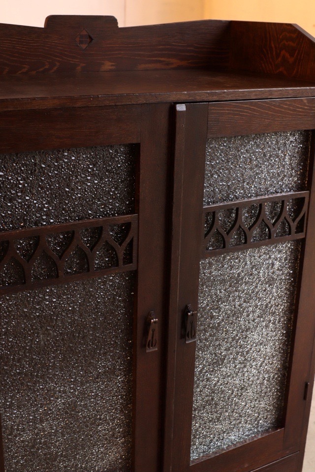 ダイヤガラスの戸棚