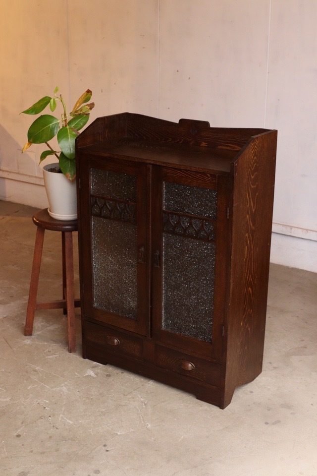 ダイヤガラスの戸棚