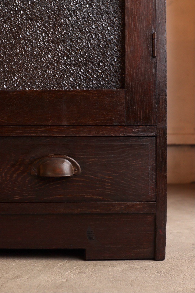 ダイヤガラスの戸棚