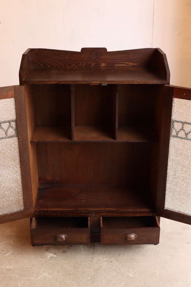 ダイヤガラスの戸棚