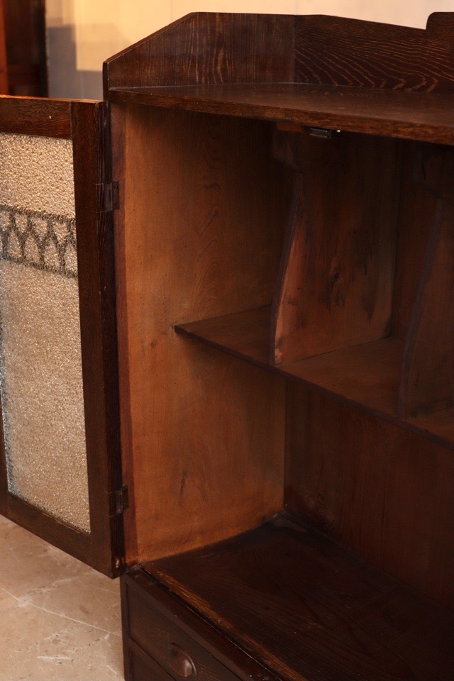 ダイヤガラスの戸棚