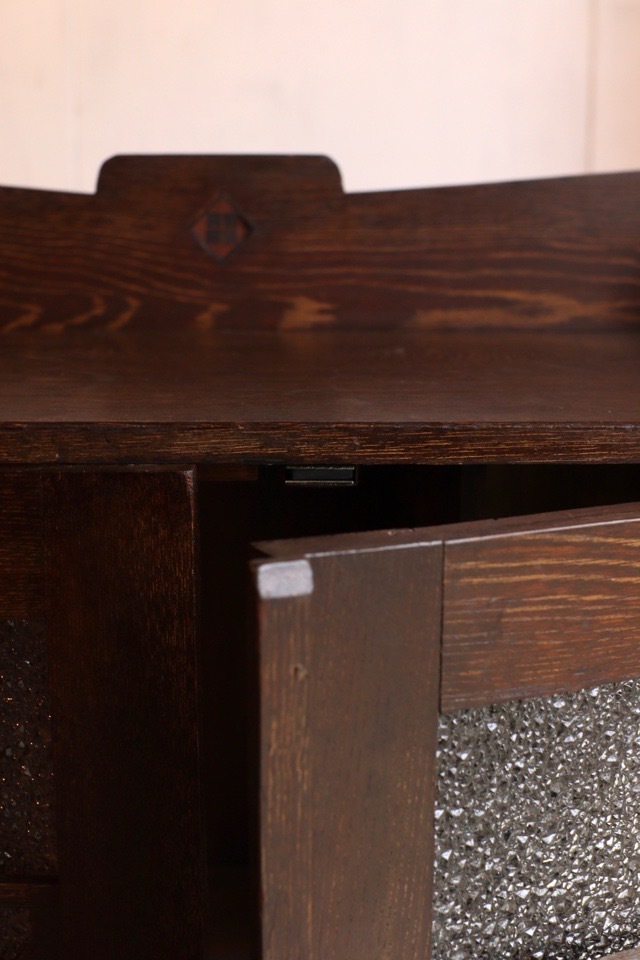 ダイヤガラスの戸棚