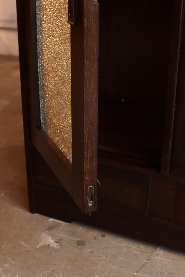 ダイヤガラスの戸棚