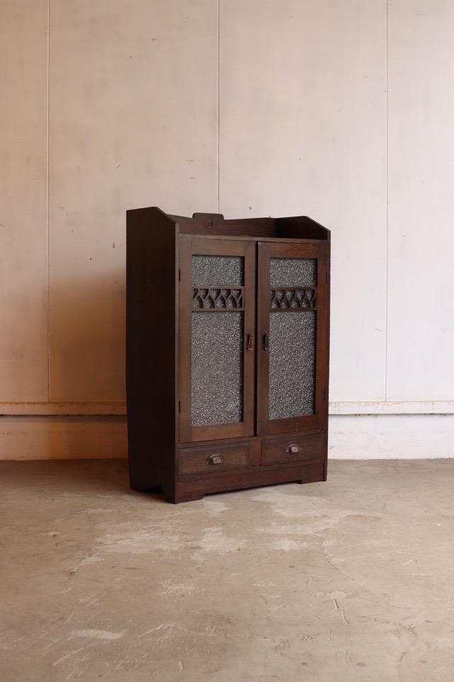 ダイヤガラスの戸棚