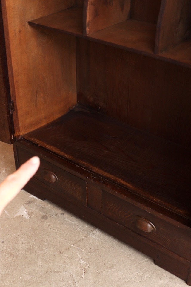 ダイヤガラスの戸棚