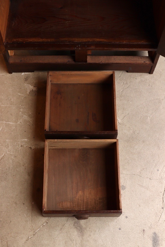 ダイヤガラスの戸棚