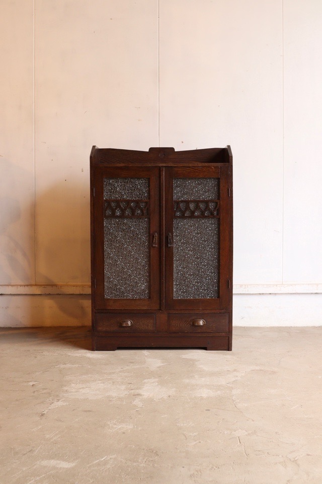 ダイヤガラスの戸棚