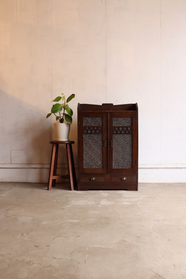 ダイヤガラスの戸棚