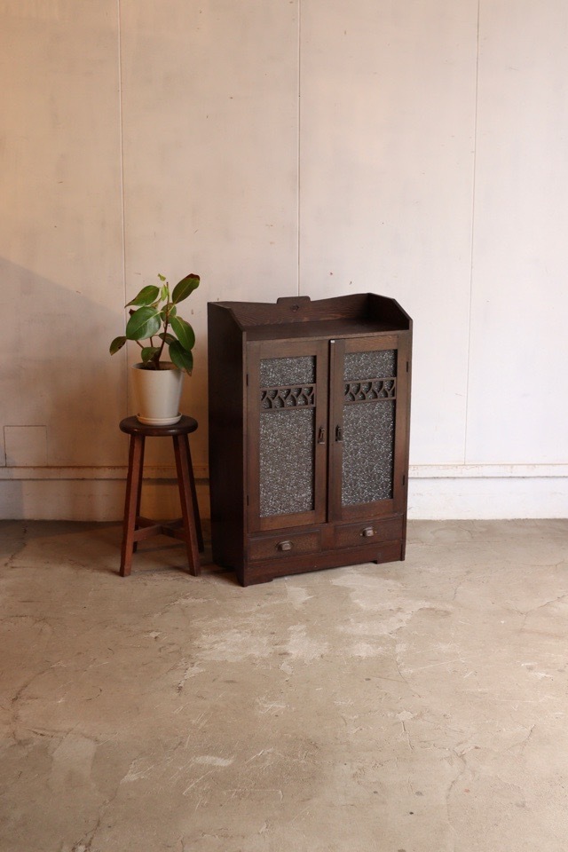 ダイヤガラスの戸棚