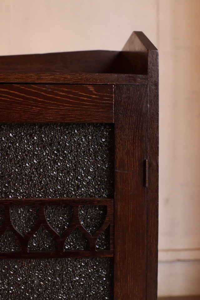 ダイヤガラスの戸棚