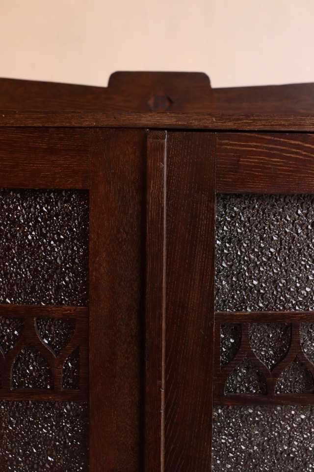 ダイヤガラスの戸棚