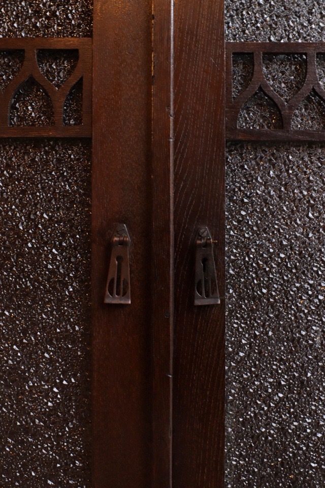 ダイヤガラスの戸棚