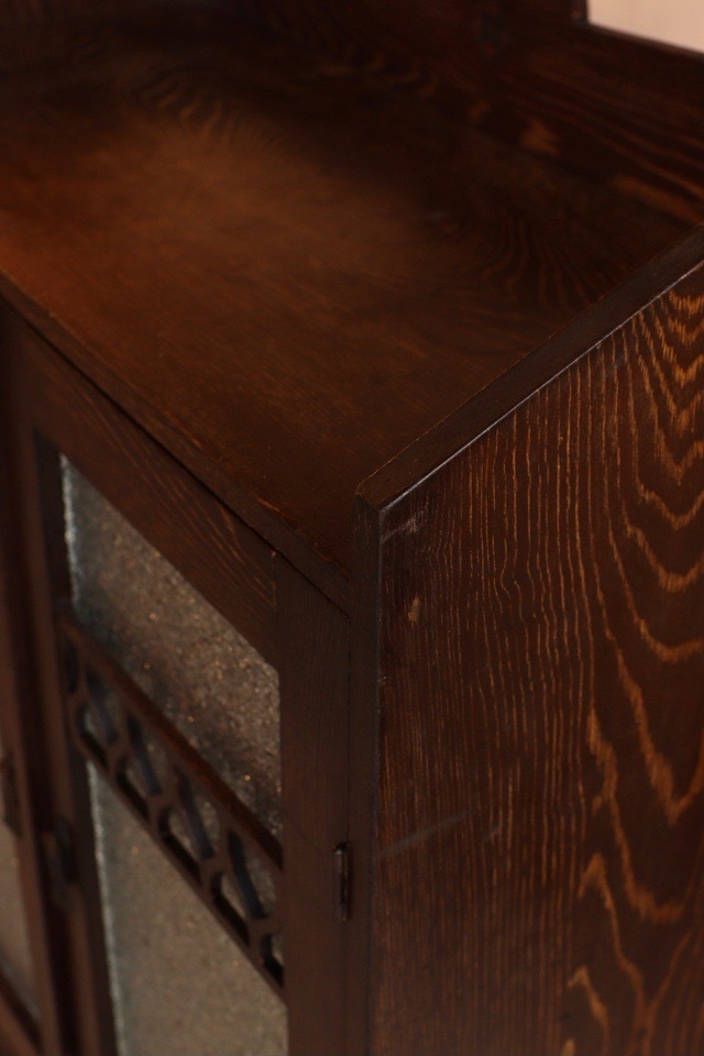 ダイヤガラスの戸棚