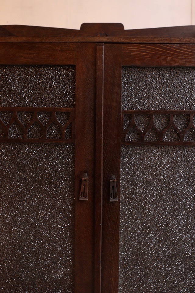 ダイヤガラスの戸棚