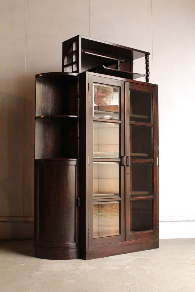 食器棚 レトロガラス戸棚 古家具 収納棚 Ⅿｻｲｽﾞ、レトロな雰囲気ガラス引き戸の棚。引き戸の食器棚。昭和レトロ